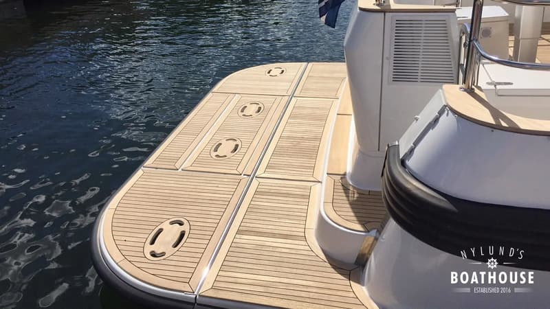 Hydraulic swim plattform