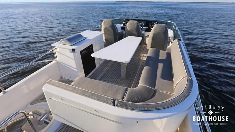 Large flybridge
