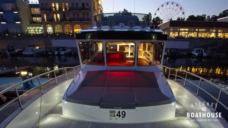 Sun bed in the bow